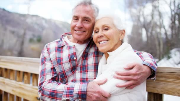 Senior paar genieten van de wintervakantie — Stockvideo