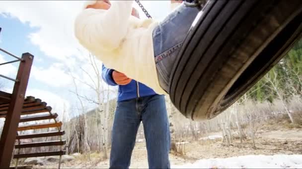 Äldre par svänga på en gunga på utomhus — Stockvideo