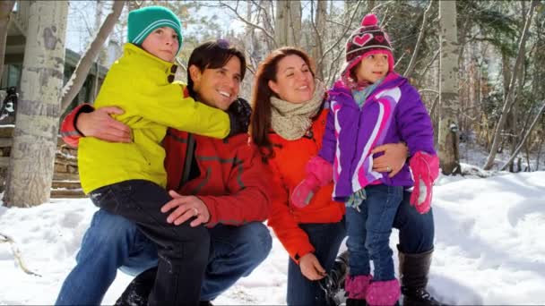 Rodziny z dziećmi, ciesząc się ferie zimowe — Wideo stockowe