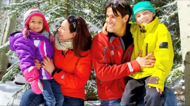 Famille avec enfants profitant des vacances d'hiver — Video