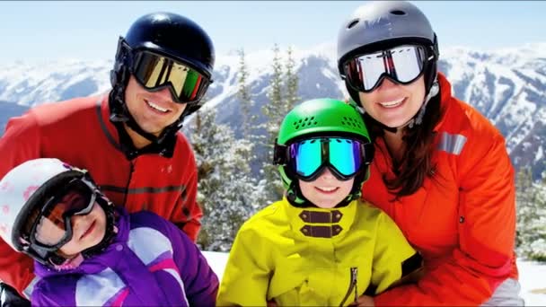 Familia disfrutando de vacaciones de invierno en montañas — Vídeos de Stock