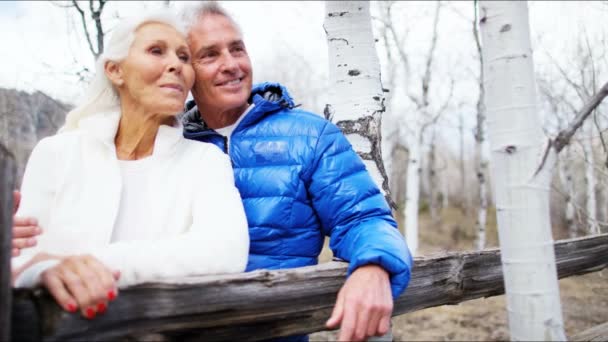 Senior paar genieten van de wintervakantie — Stockvideo