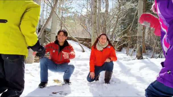 Famiglia con bambini che si godono le vacanze invernali — Video Stock