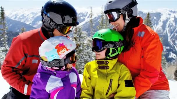 Famille profitant de vacances d'hiver en montagne — Video