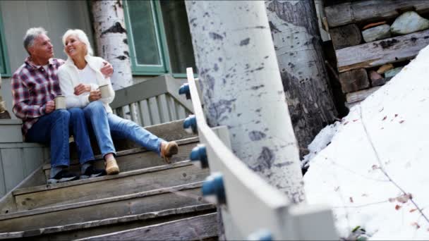 Äldre par dricka kaffe på verandan — Stockvideo