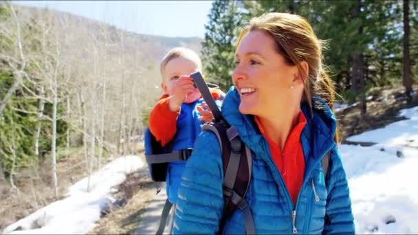 Mamma med son har promenad i park — Stockvideo