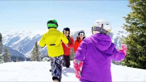 Familia disfrutando de vacaciones de invierno en montañas — Vídeos de Stock