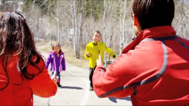 Rodziny z dziećmi, ciesząc się ferie zimowe — Wideo stockowe