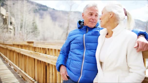 Casal sênior desfrutando férias de inverno — Vídeo de Stock