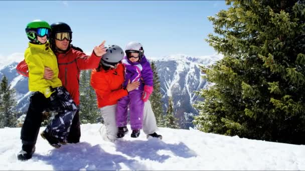 Familia disfrutando de vacaciones de invierno en montañas — Vídeos de Stock