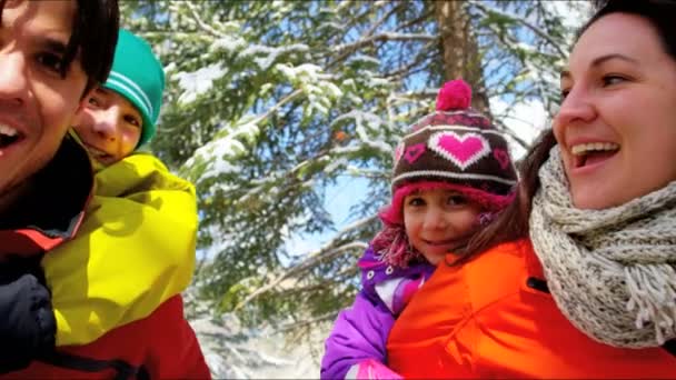 Gezin met kinderen genieten van de wintervakantie — Stockvideo