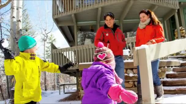 Καυκάσιος οικογένεια με παιδιά που παίζουν χιονόμπαλες — Αρχείο Βίντεο