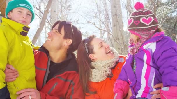 Gezin met kinderen genieten van de wintervakantie — Stockvideo