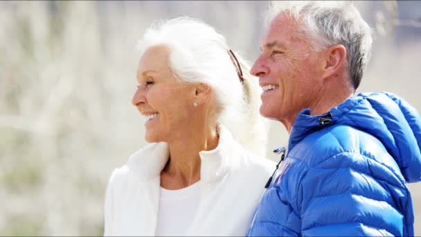 Senior paar genieten van de wintervakantie — Stockvideo