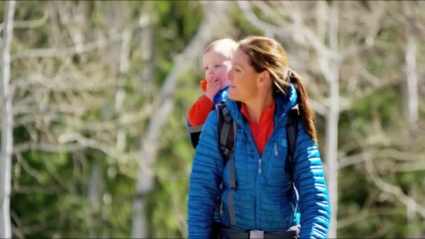 Mère avec fils profiter de promenade dans le parc — Video