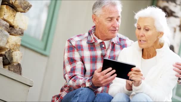 Casal sênior usando tablet digital — Vídeo de Stock