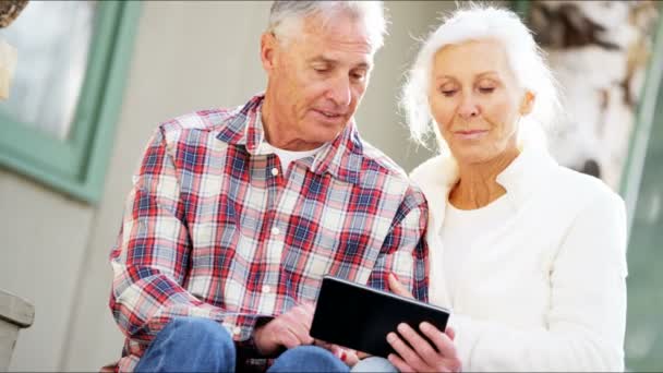Dijital tablet kullanan yaşlı çift — Stok video