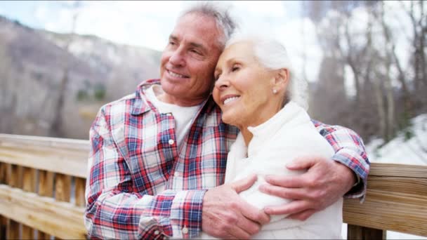 Senior paar genieten van de wintervakantie — Stockvideo