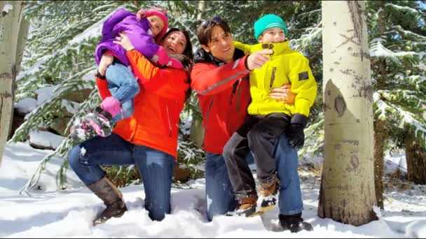 Сім'я з дітьми насолоджується зимовою відпусткою — стокове відео