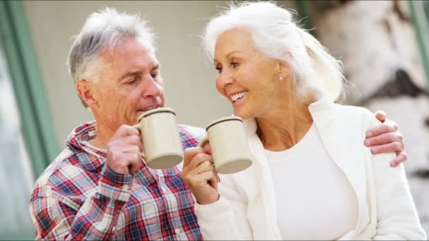 Pareja de ancianos tomando café en el porche — Vídeo de stock