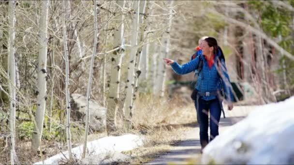 Madre con hijo disfrutando de caminar en parque — Vídeos de Stock