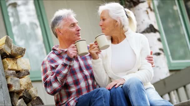 Ανώτερος ζευγάρι πίνοντας καφέ στη βεράντα — Αρχείο Βίντεο