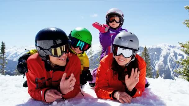 Familie genießt Winterurlaub in den Bergen — Stockvideo