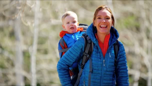 Moeder met zoon genietend van wandeling in park — Stockvideo