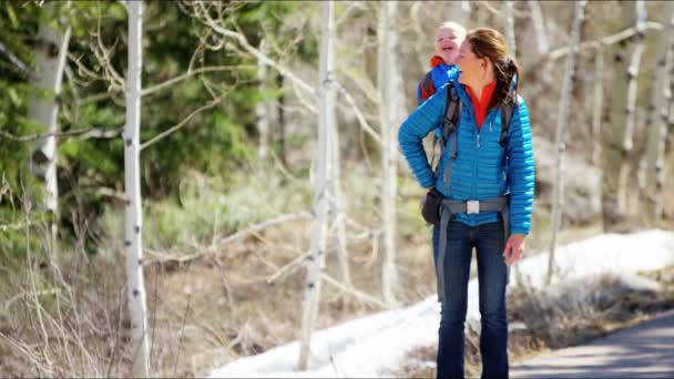 Moeder met zoon genietend van wandeling in park — Stockvideo