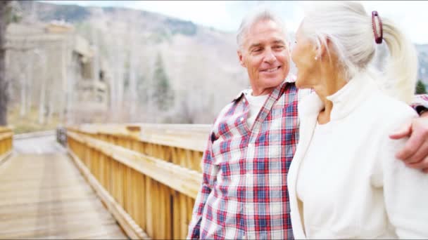 Пожилая пара наслаждается зимними каникулами — стоковое видео