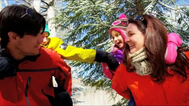 Familia con niños disfrutando de vacaciones de invierno — Vídeo de stock
