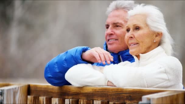 Senior paar genieten van de wintervakantie — Stockvideo