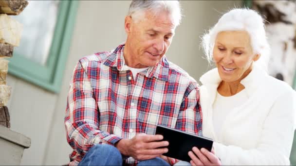 Starší pár používající digitální tablet — Stock video