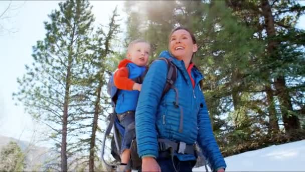 Madre con hijo disfrutando de caminar en parque — Vídeo de stock