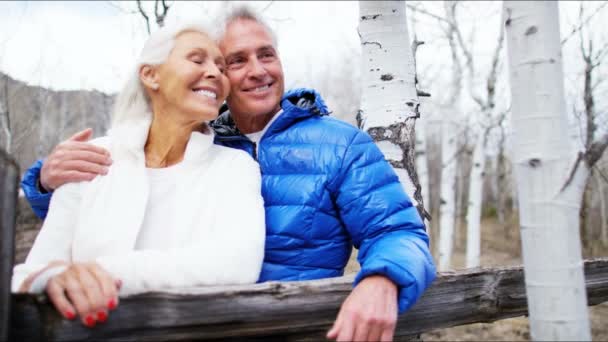 Senior paar genieten van de wintervakantie — Stockvideo