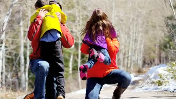 Сім'я з дітьми насолоджується зимовою відпусткою — стокове відео