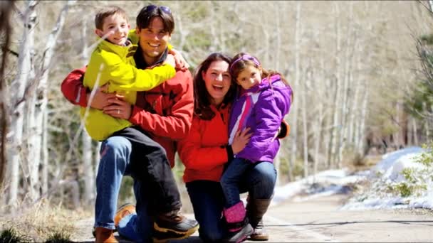 Familia con niños disfrutando de vacaciones de invierno — Vídeo de stock