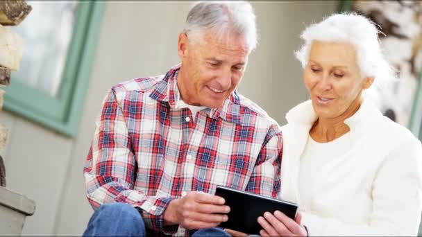 Ηλικιωμένο ζευγάρι που χρησιμοποιεί ψηφιακή ταμπλέτα — Αρχείο Βίντεο