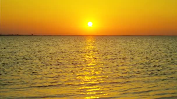 Pôr do sol sobre o mar Mediterrâneo — Vídeo de Stock