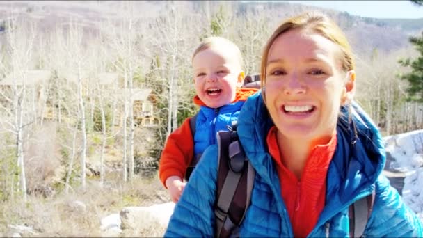 Moeder met zoon genietend van wandeling in park — Stockvideo