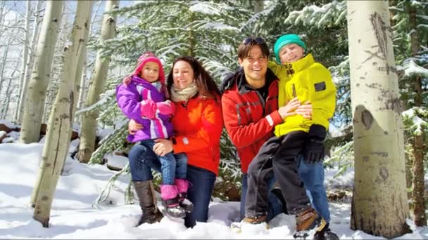 Família com crianças desfrutando de férias de inverno — Vídeo de Stock