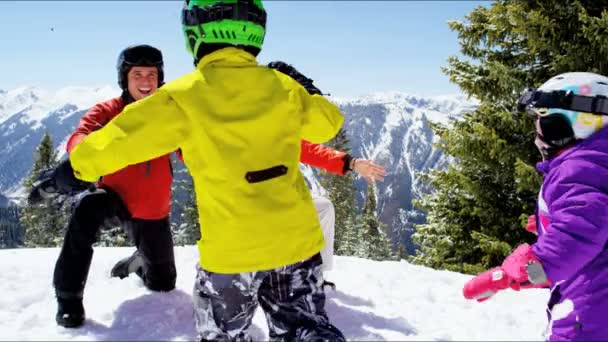 Famille profitant de vacances d'hiver en montagne — Video