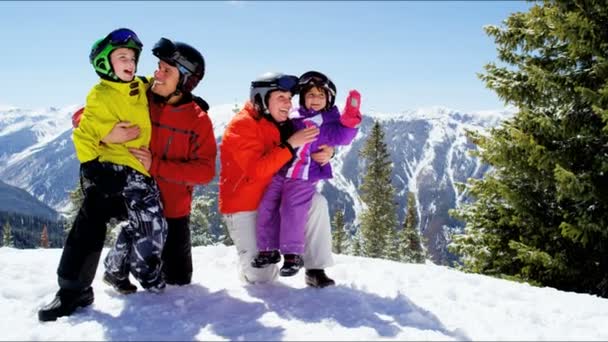 Familia disfrutando de vacaciones de invierno en montañas — Vídeos de Stock