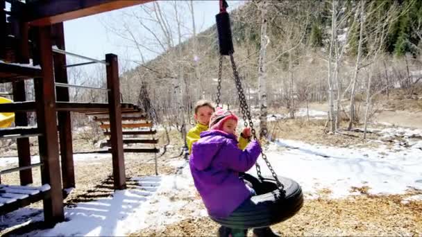 Les enfants s'amusent à balancer — Video