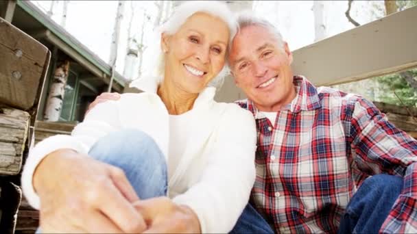 Senior paar op de veranda landhuis — Stockvideo
