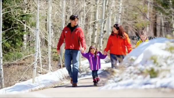 Famiglia con bambini passeggiando nel parco invernale — Video Stock