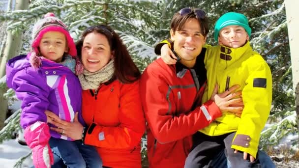 Οικογένεια με παιδιά να απολαμβάνουν χειμερινές διακοπές — Αρχείο Βίντεο