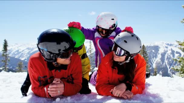 Famille profitant de vacances d'hiver en montagne — Video