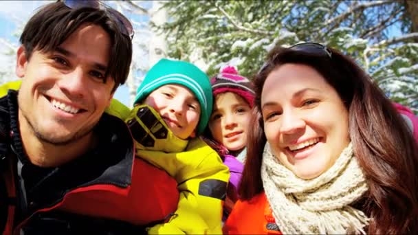 Familie mit Kindern genießt Winterurlaub — Stockvideo