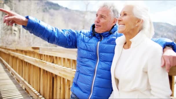 Старша пара насолоджується зимовими канікулами — стокове відео